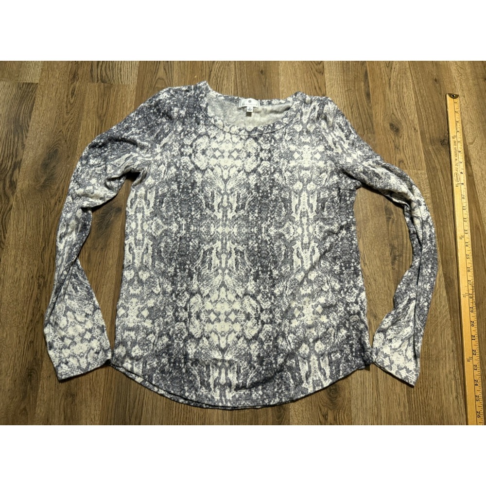 Socialite Shirt Women's Size Medium Gray White Allover Print Long Sleeve Shirt